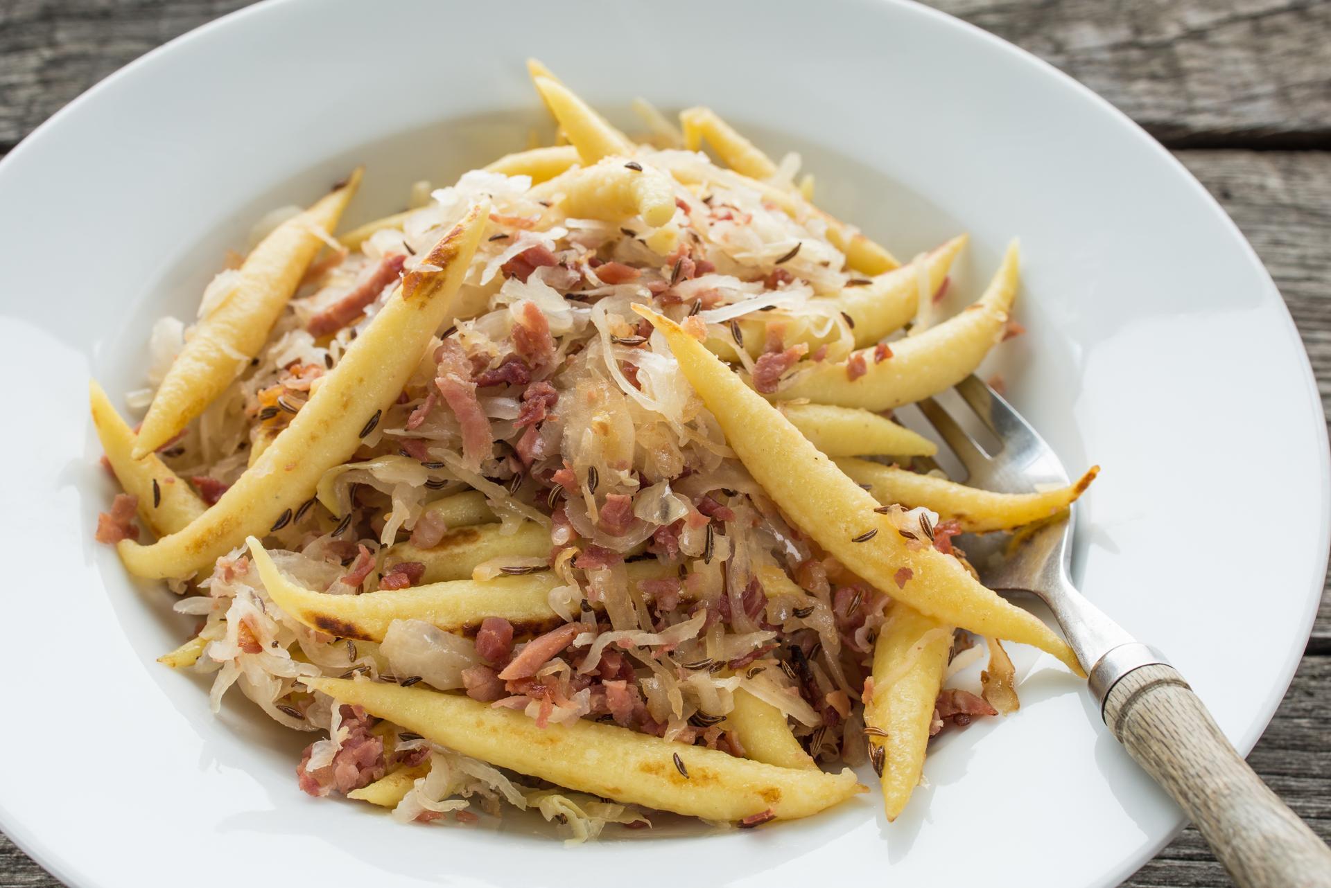 Deftige Erdäpfelnudel mit Vinschger Sauerkraut und Speck - Gasthof Stern